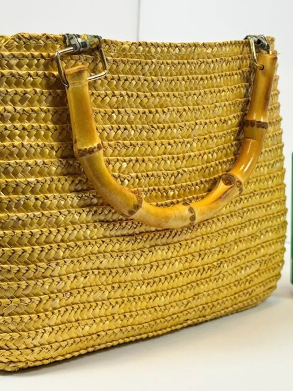 Vintage small straw purse with sunflower patterned lining and bamboo handles. - Picture 5 of 9